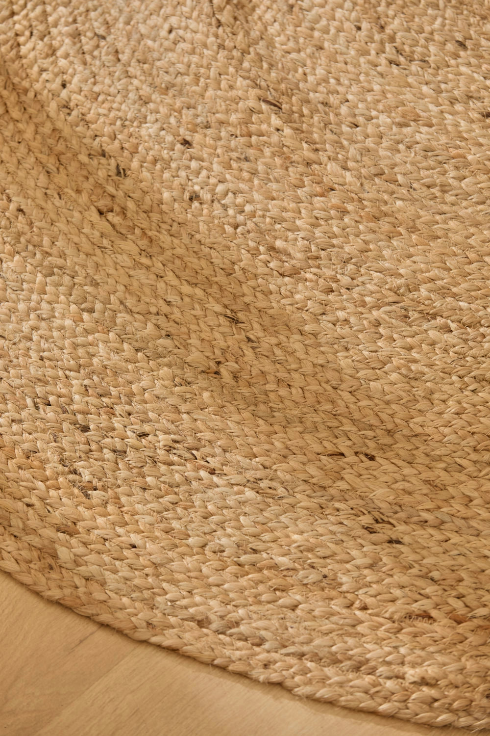 Alfombra redonda de yute natural, con trenzado delicado y textura orgánicadetalle trenzado