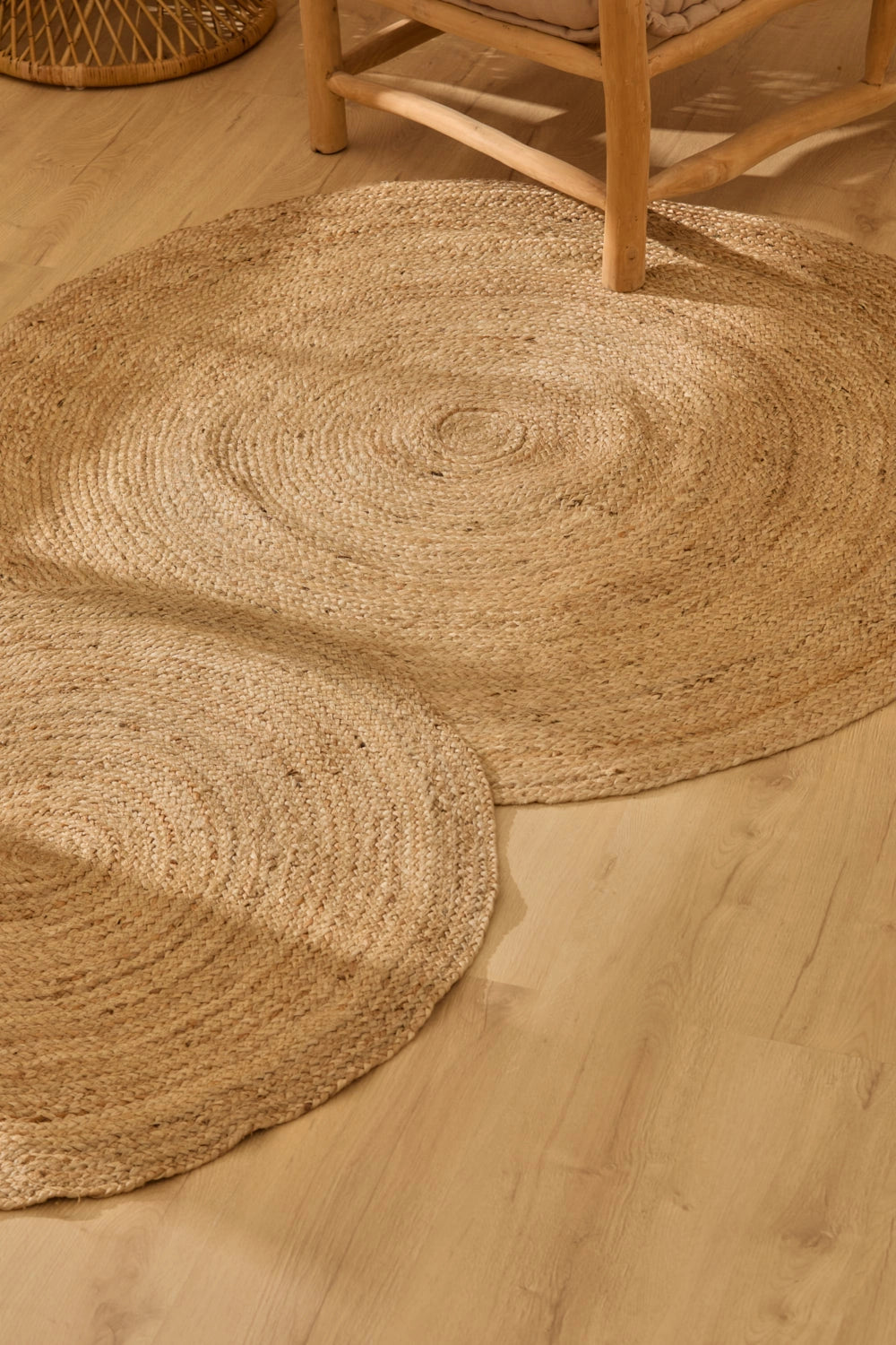 Alfombra redonda de yute natural, con trenzado delicado y textura orgánica