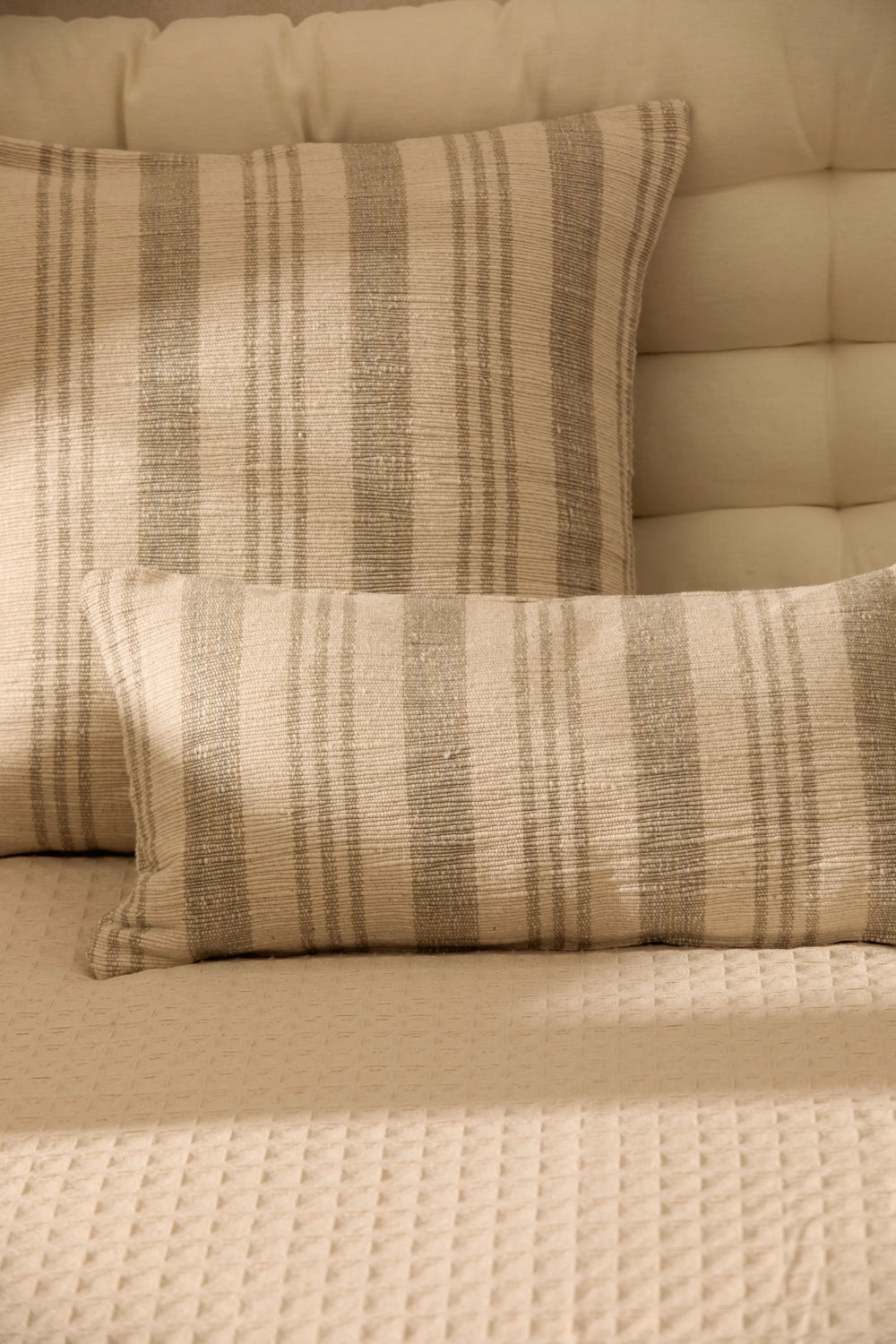Housse de coussin rectangulaire en coton gris avec rayure tissée