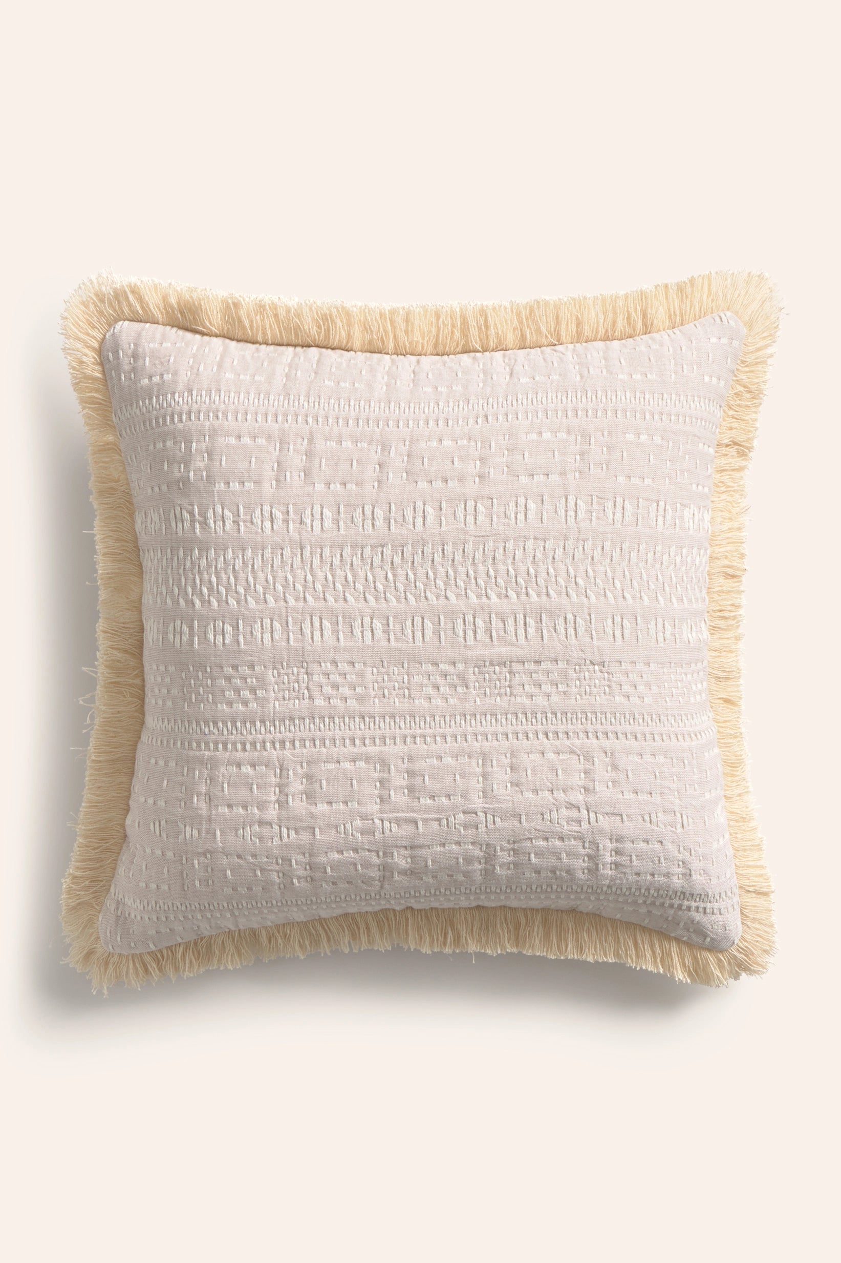 Funda cojín 45x45 de algodón jacquard beige con detalles en crudo y acabado en flecos