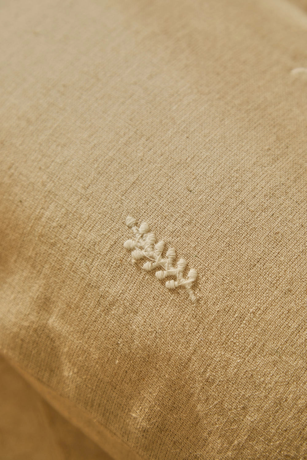 Fronha 45x45 / 60x60 em linho, lyocell e algodão cor pedra com bordados em cru, textura natural