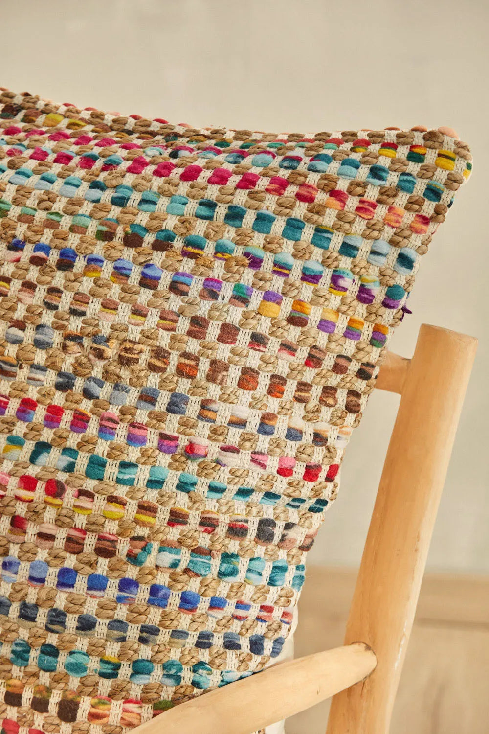 Housses de coussin 80x80 / 45x45 / 60x60 en jute et fibres synthétiques multicolores avec finition tressée artisanale