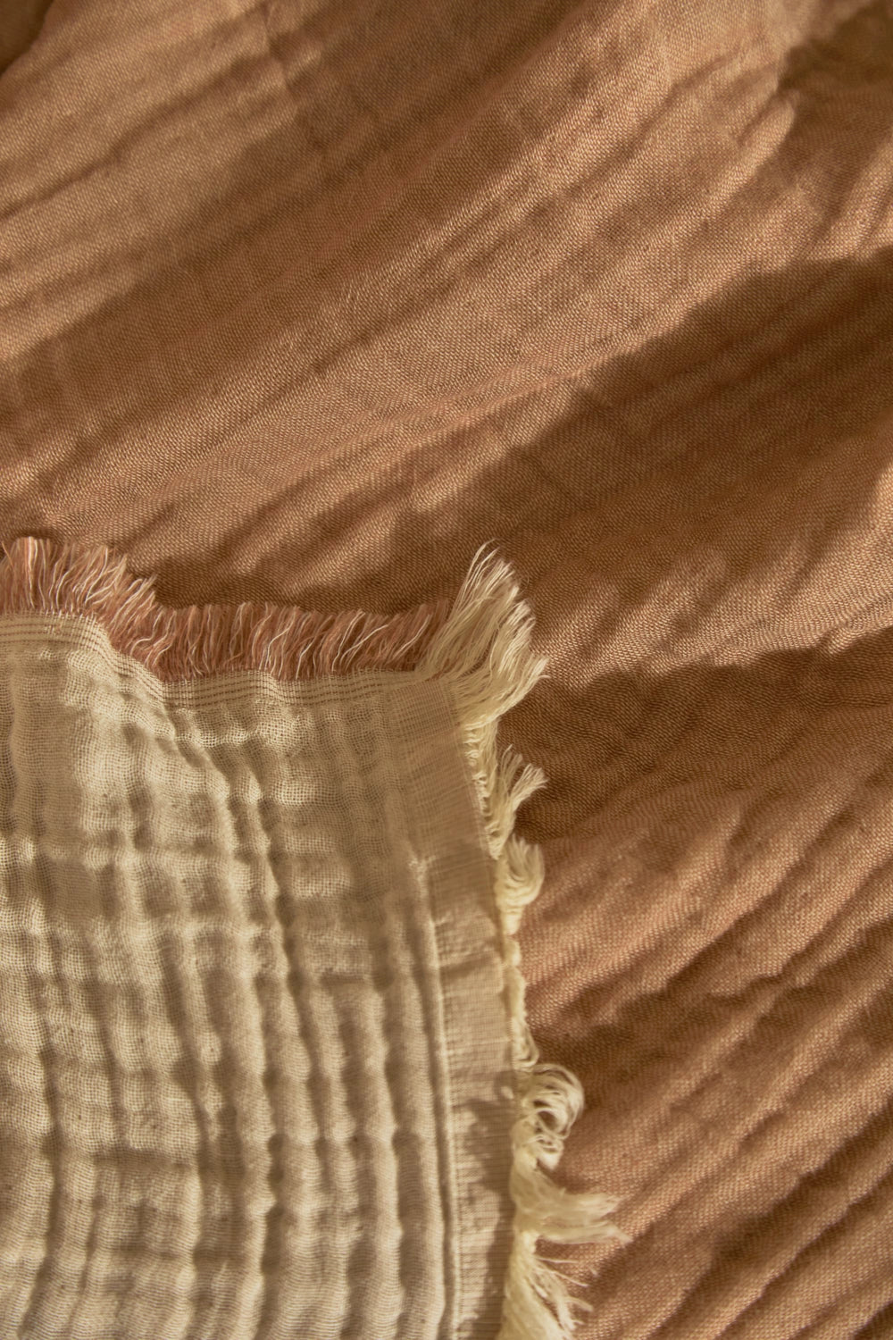 Manta marrón detalle puntas