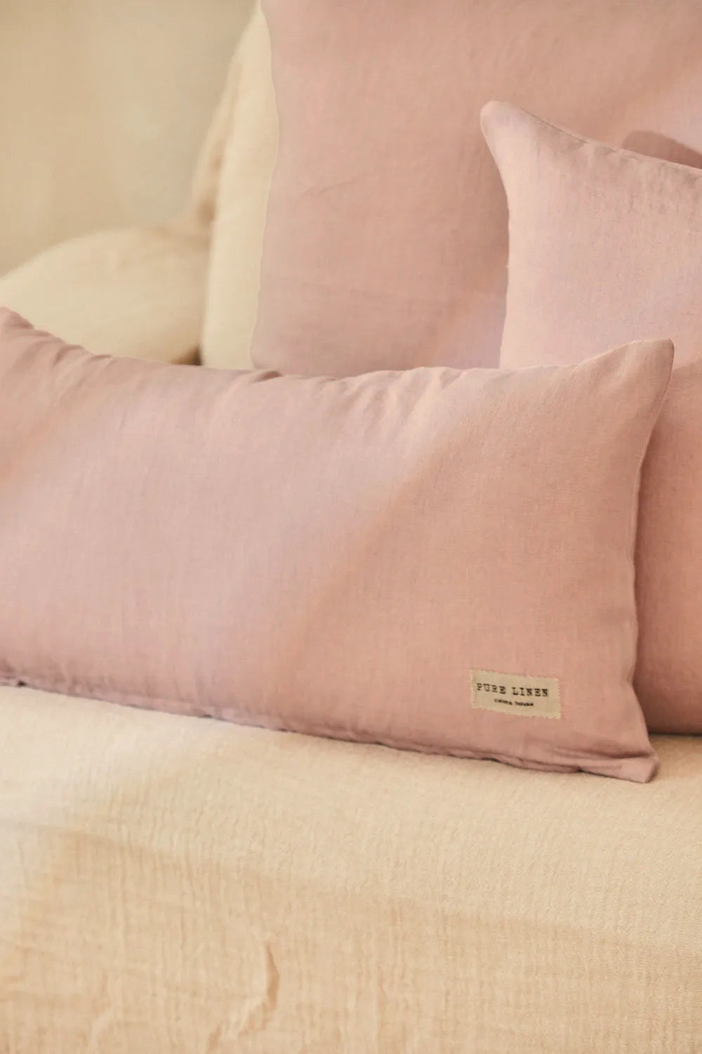 Funda cojín rectangular puro lino rosa, con una textura suave y natural