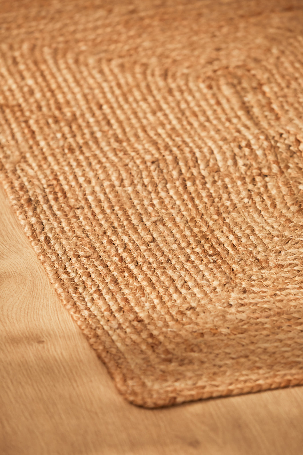 Alfombra de yute natural con trenzado delicado y una textura orgánica detalle trenzado