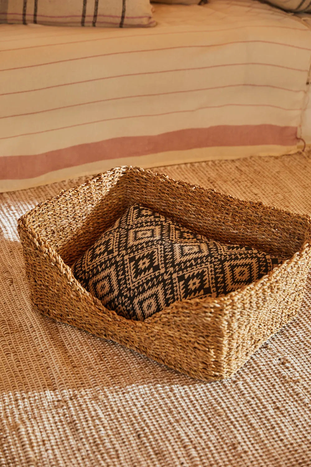 Cama para perro grande de junco de mar con cojín.