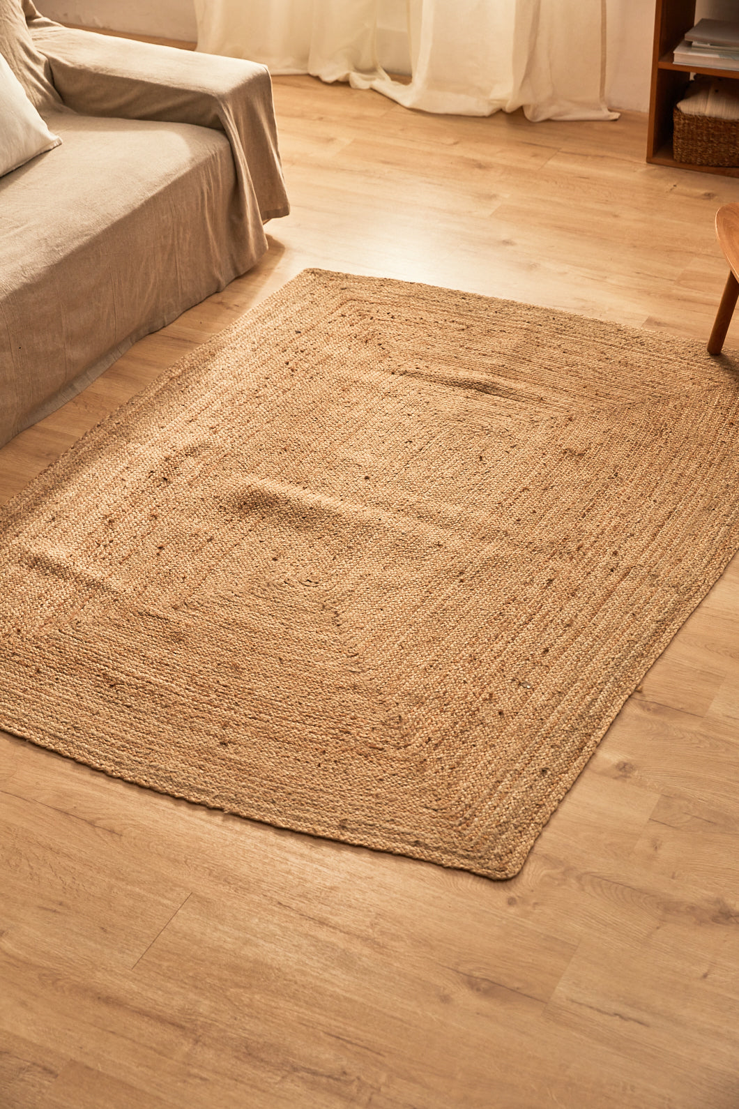 Alfombra de yute natural con trenzado delicado y una textura orgánica