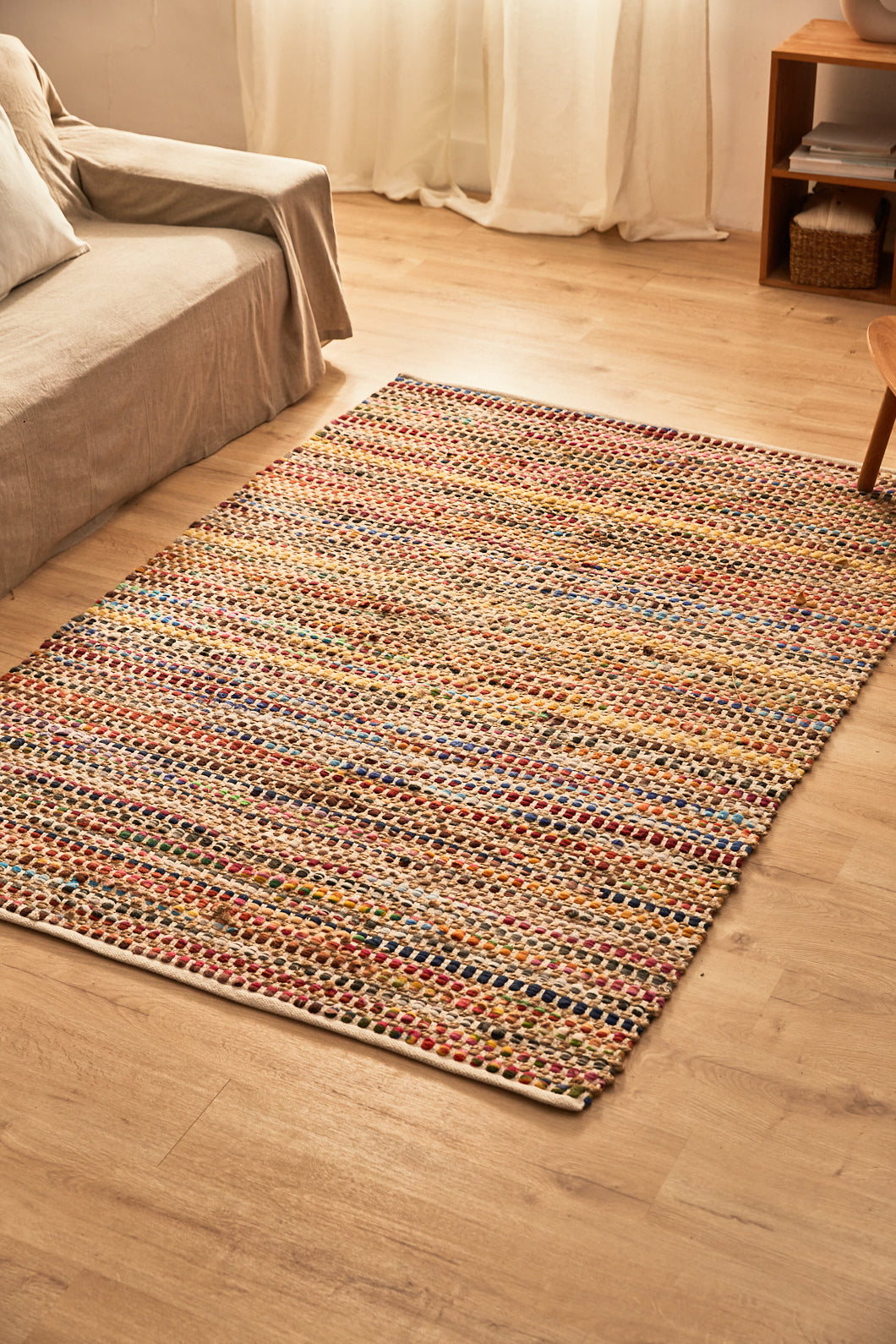 Alfombra roja de yute y fibras sintéticas multicolor con acabado chindi y trenzado artesanal