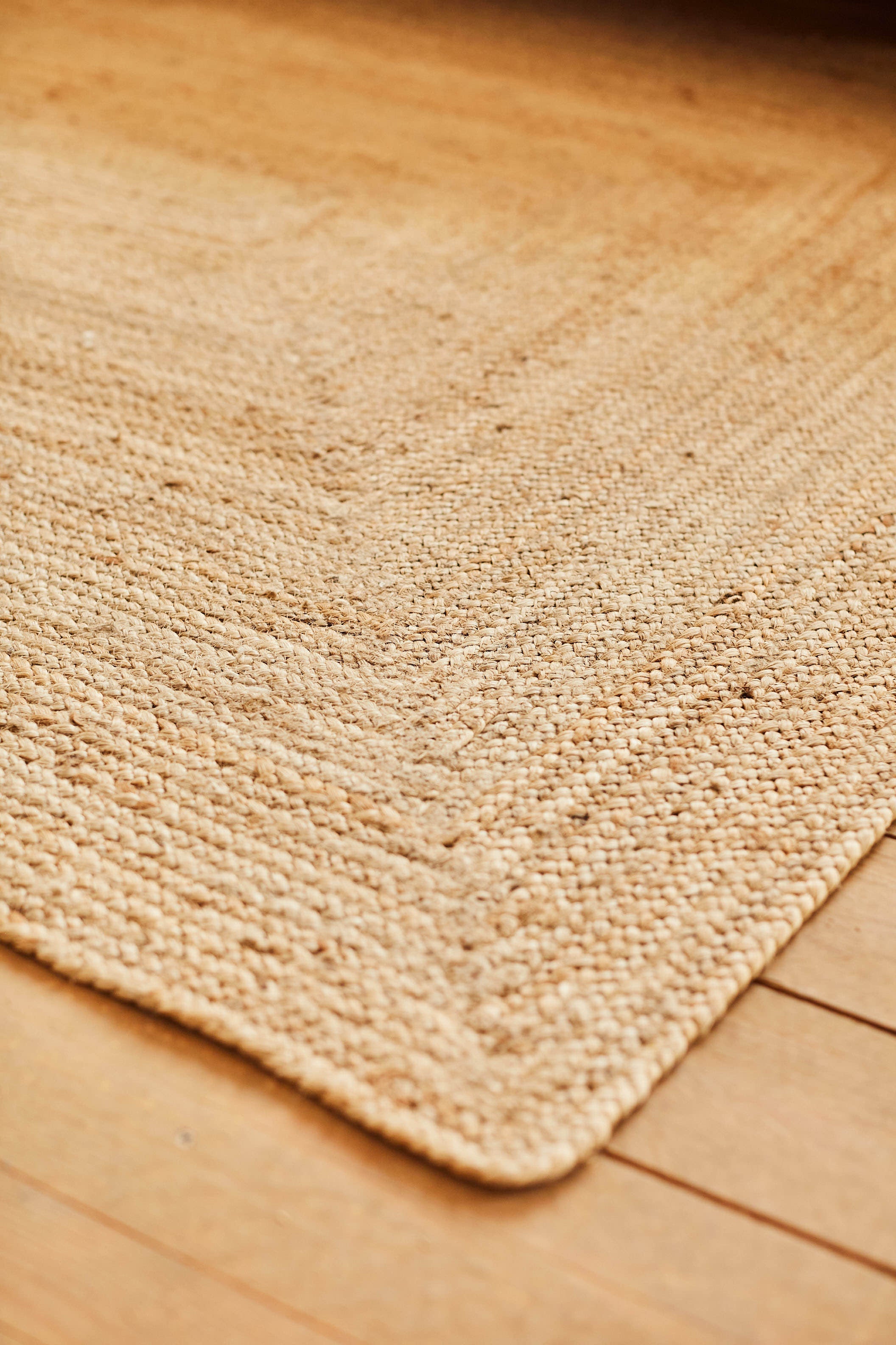 Alfombra de yute natural con trenzado delicado y una textura orgánica