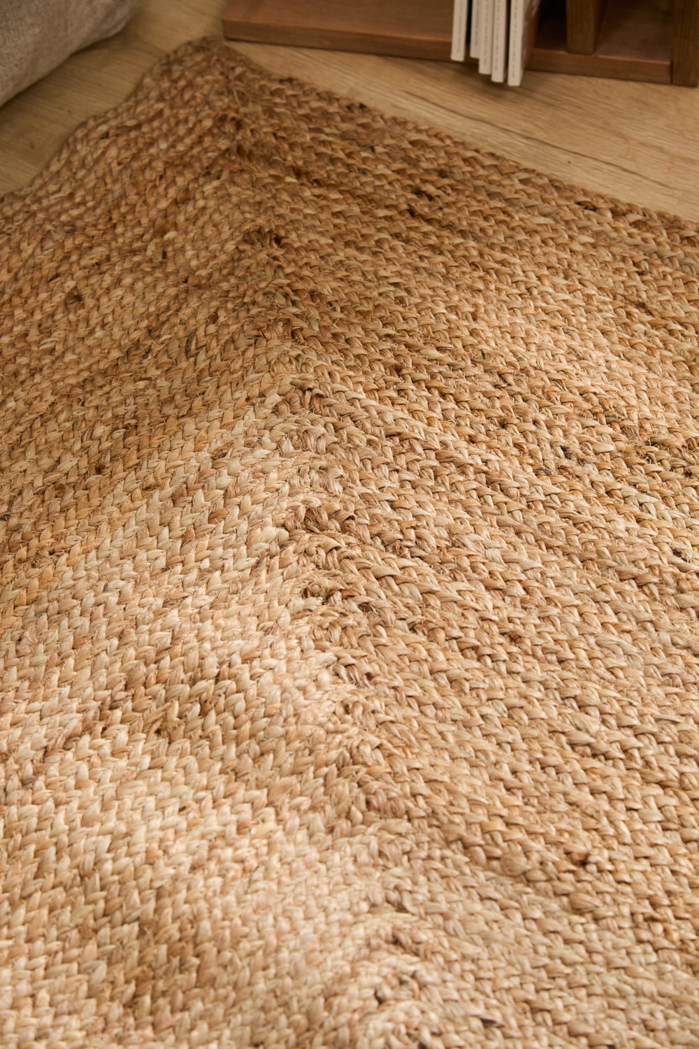 Alfombra de yute natural con trenzado delicado y una textura orgánica