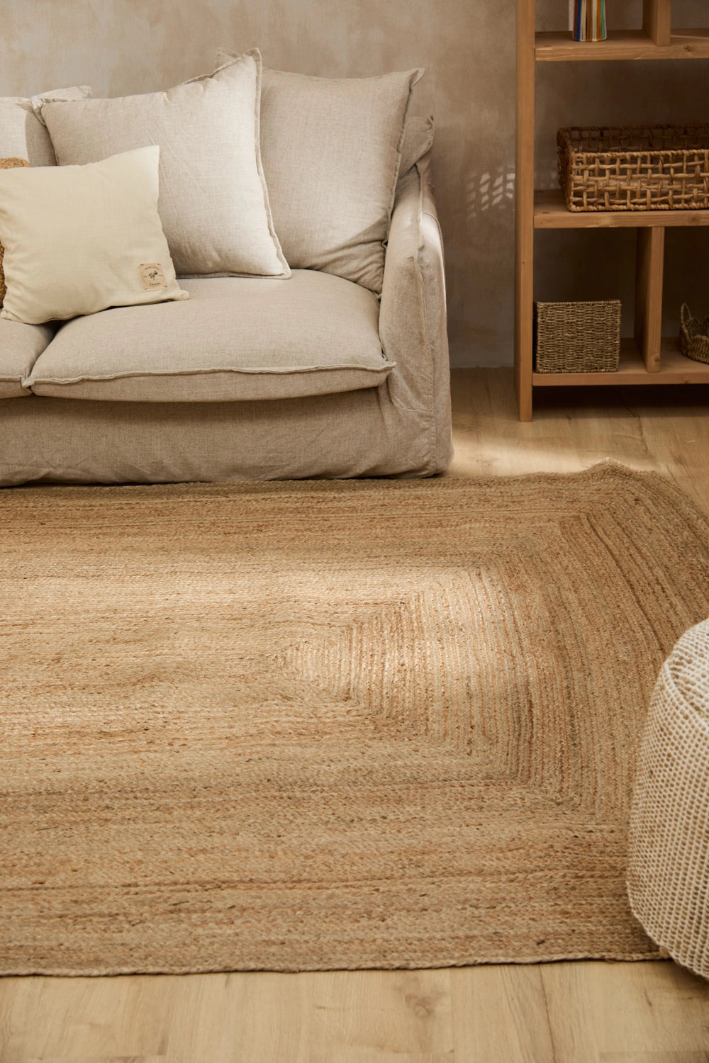 Alfombra de yute natural con trenzado delicado y una textura orgánica