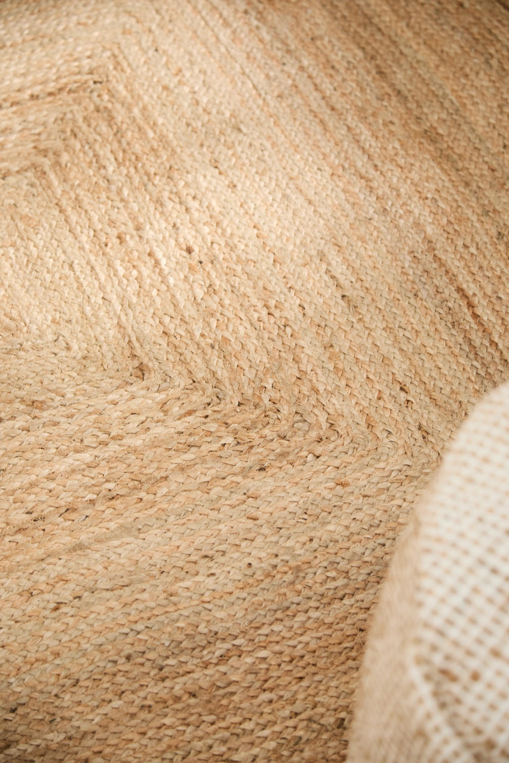 Alfombra de yute natural con trenzado delicado y una textura orgánica