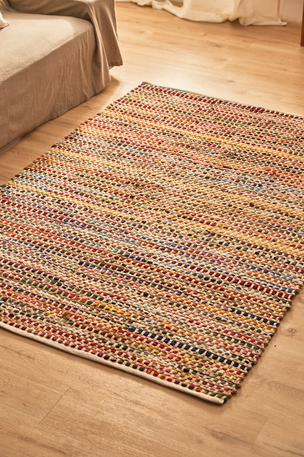 Alfombra roja de yute y fibras sintéticas multicolor con acabado chindi y trenzado artesanal 