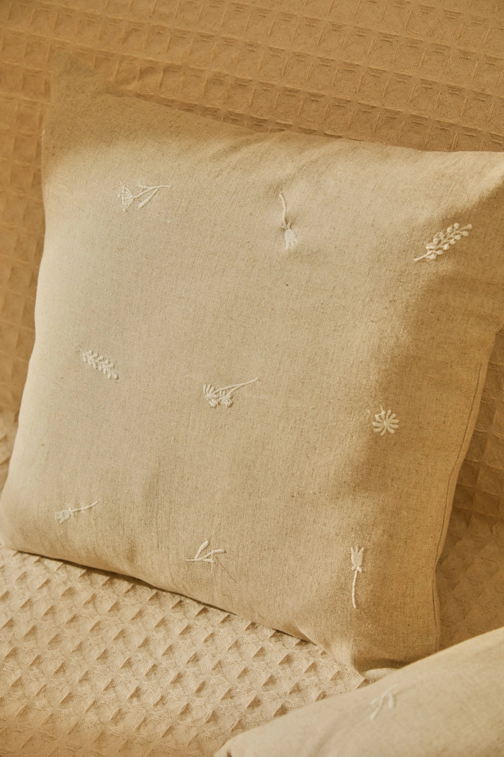 Housse de coussin 45x45 / 60x60 en lin, lyocell et coton coloris pierre avec broderies écru texture naturelle