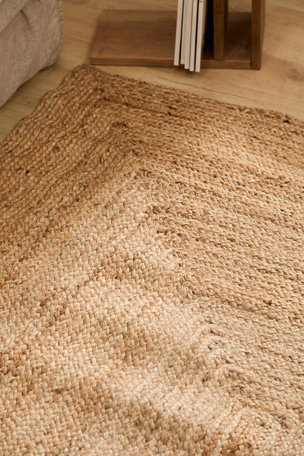 Alfombra de yute natural con trenzado delicado y una textura orgánica