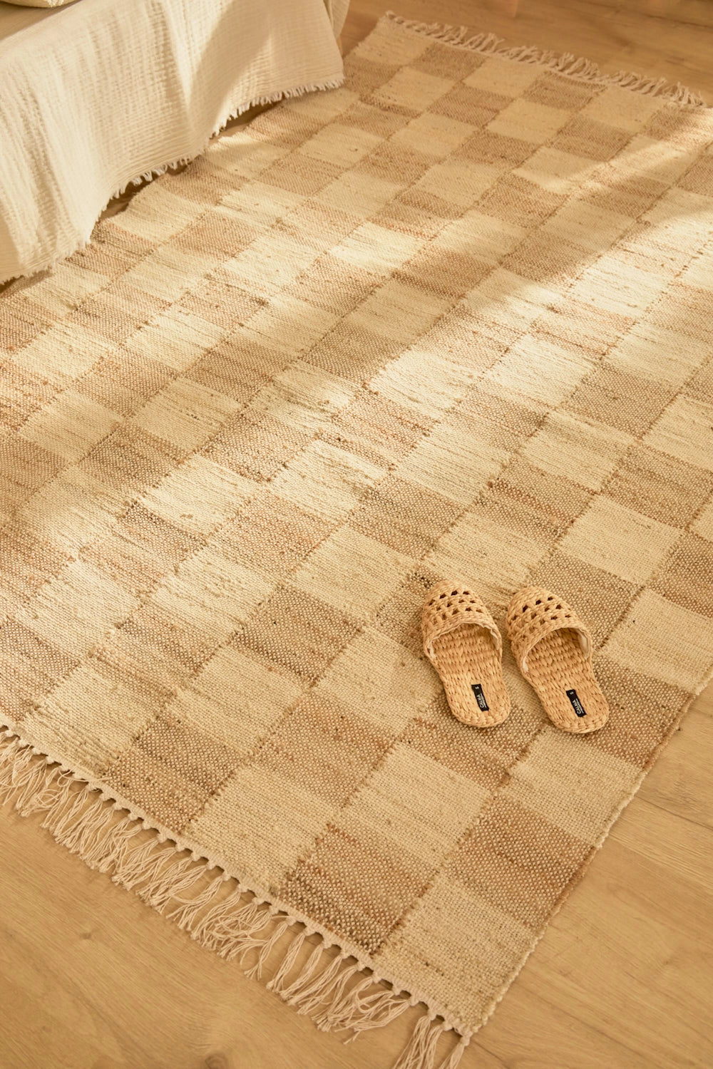 Alfombra de yute natural teñido, con trenzado artesanal y diseño a cuadros