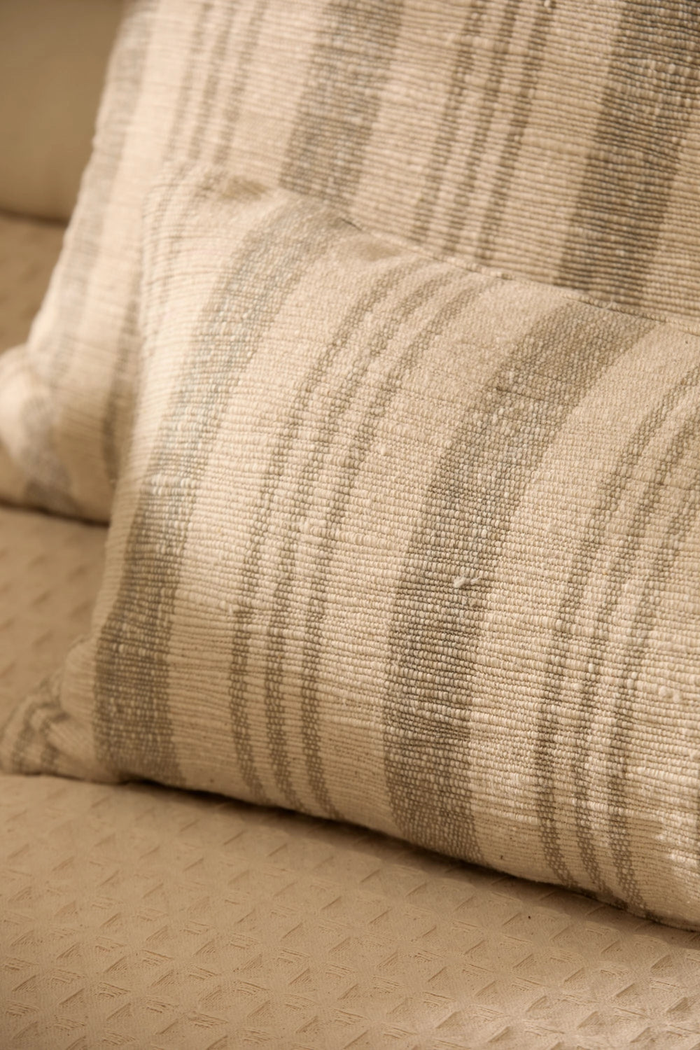 Housse de coussin rectangulaire en coton gris avec rayure tissée