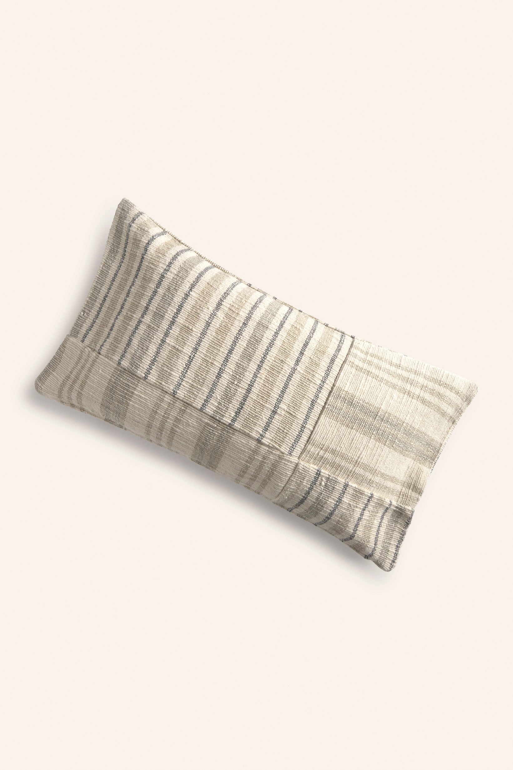 Funda cojín rectangular de algodón gris oscuro patchwork y raya tejida Bacoli