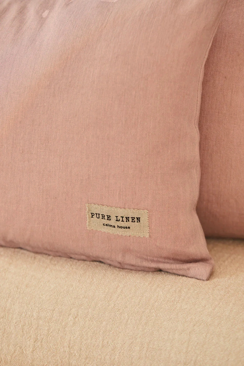 Funda cojín rectangular puro lino rosa, con una textura suave y natural detalle calma