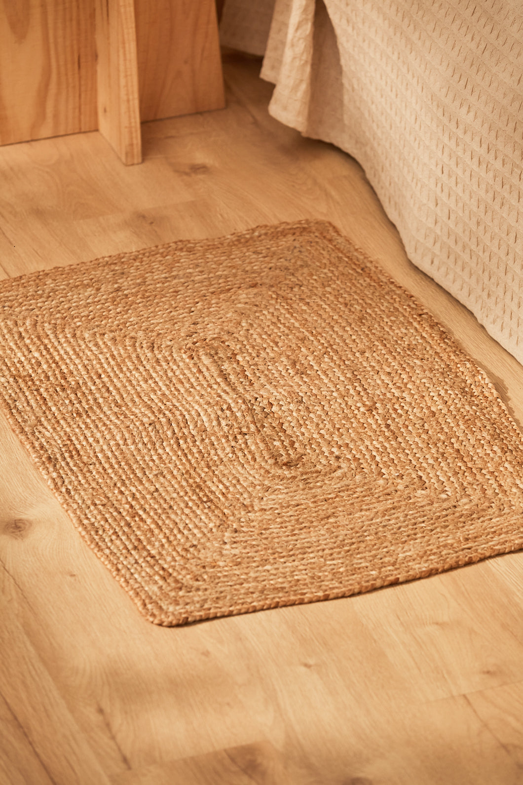 Alfombra de yute natural con trenzado delicado y una textura orgánica