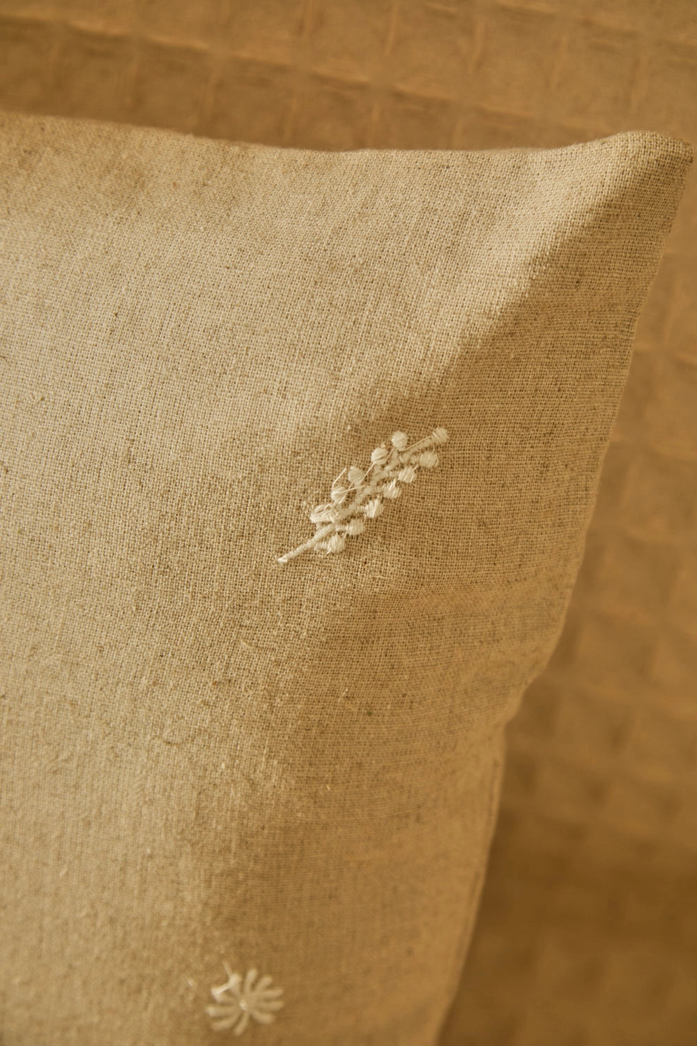 Fronha 45x45 / 60x60 em linho, lyocell e algodão cor pedra com bordados em cru, textura natural