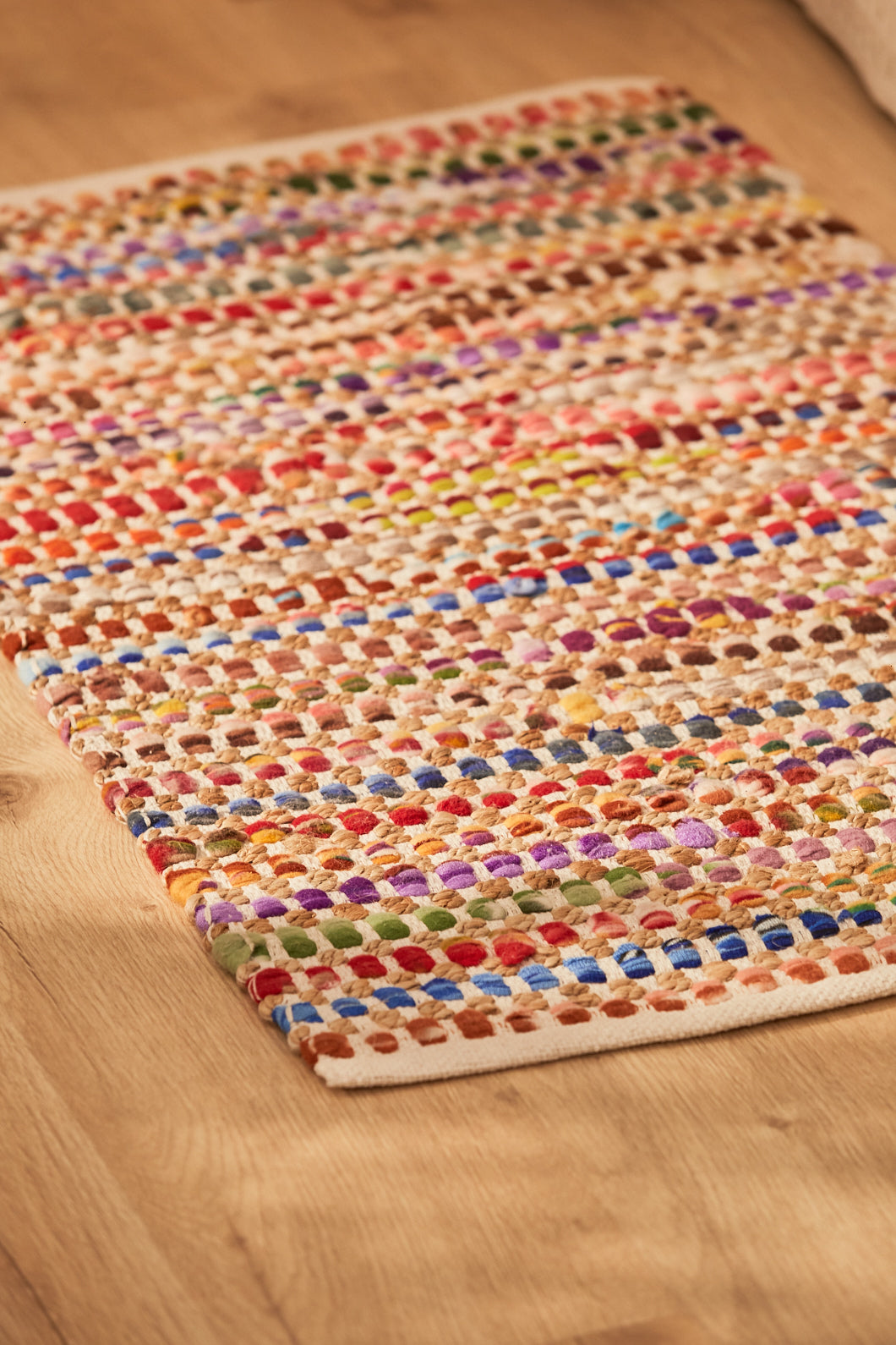 Alfombra roja de yute y fibras sintéticas multicolor con acabado chindi y trenzado artesanal