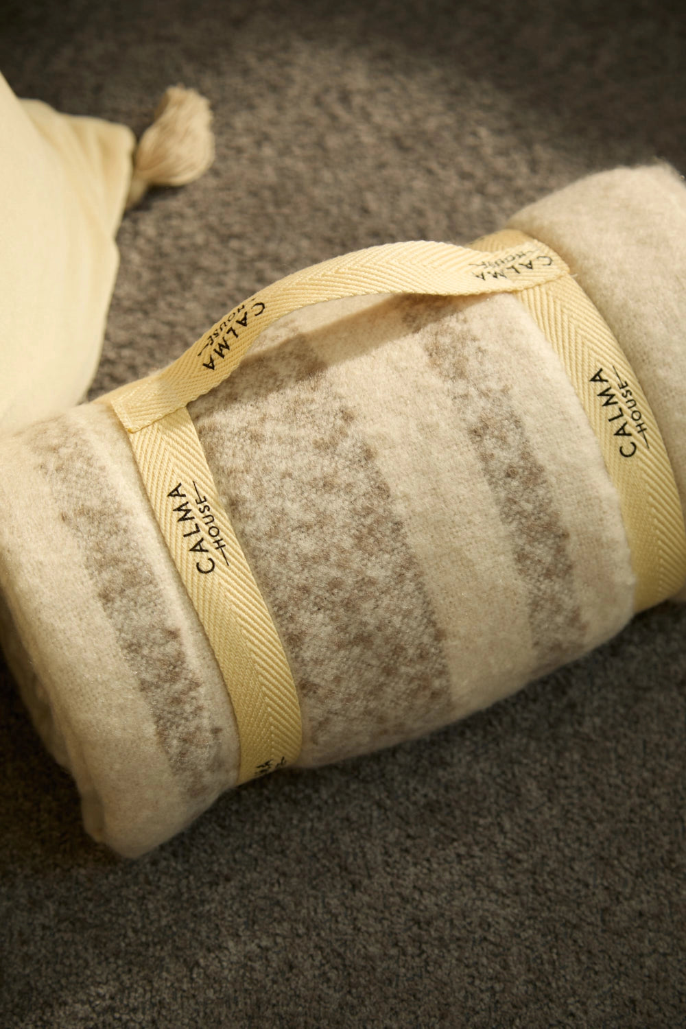 Manta para sofá en tono crudo con rayas beige detalle calma