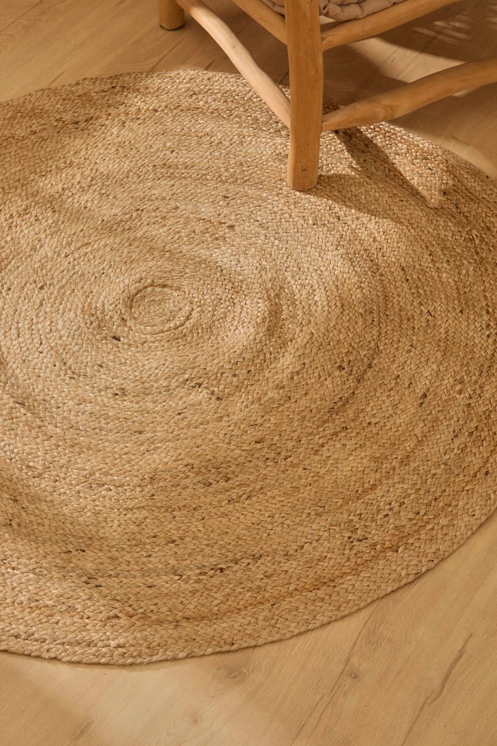 Alfombra redonda de yute natural, con trenzado delicado y textura orgánica