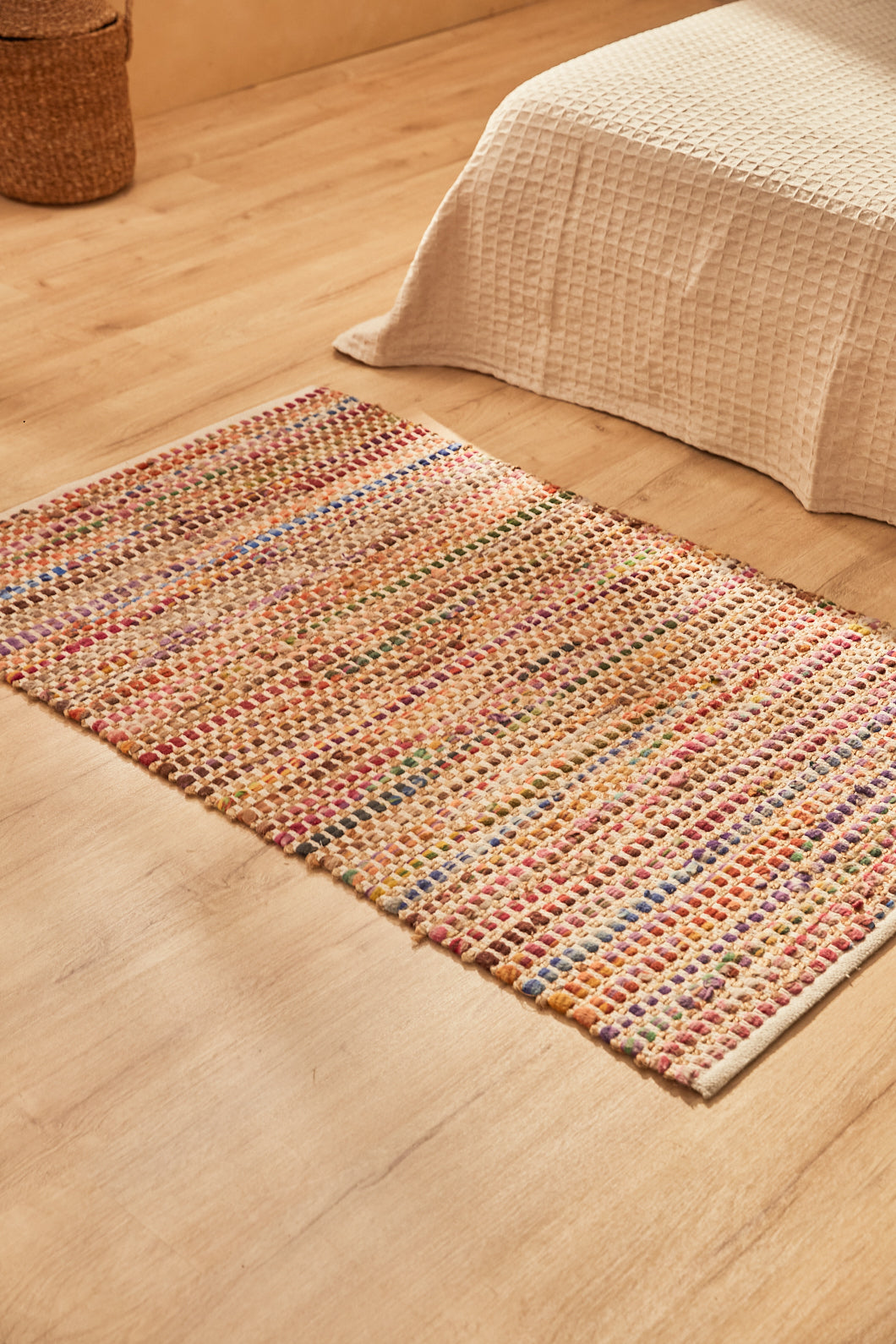 Alfombra roja de yute y fibras sintéticas multicolor con acabado chindi y trenzado artesanal 