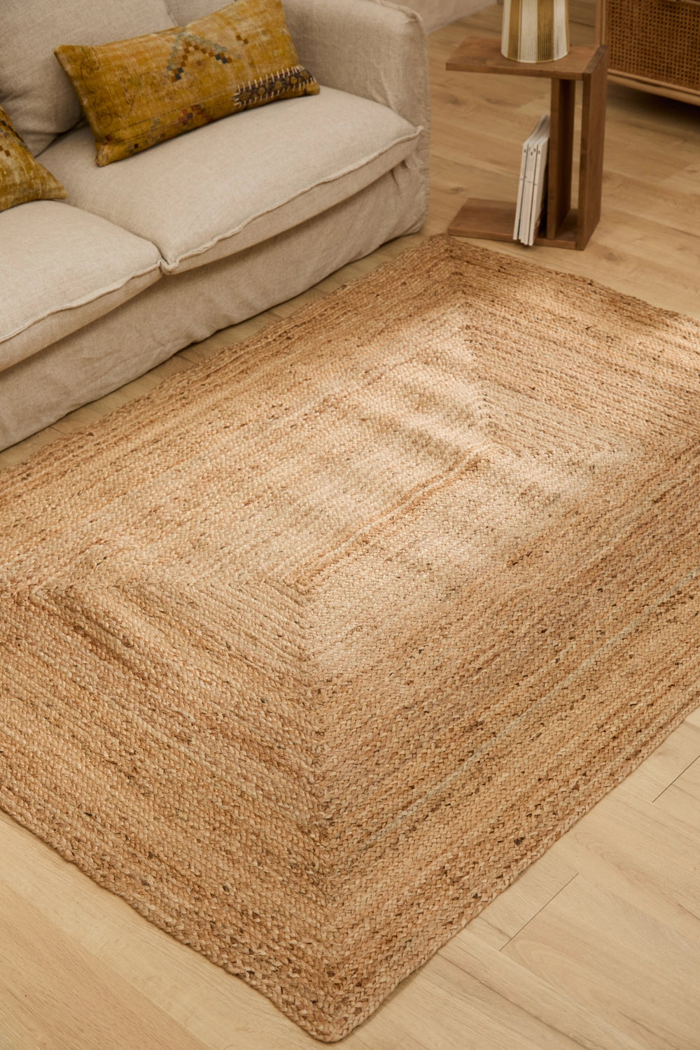 Alfombra de yute natural con trenzado delicado y una textura orgánica