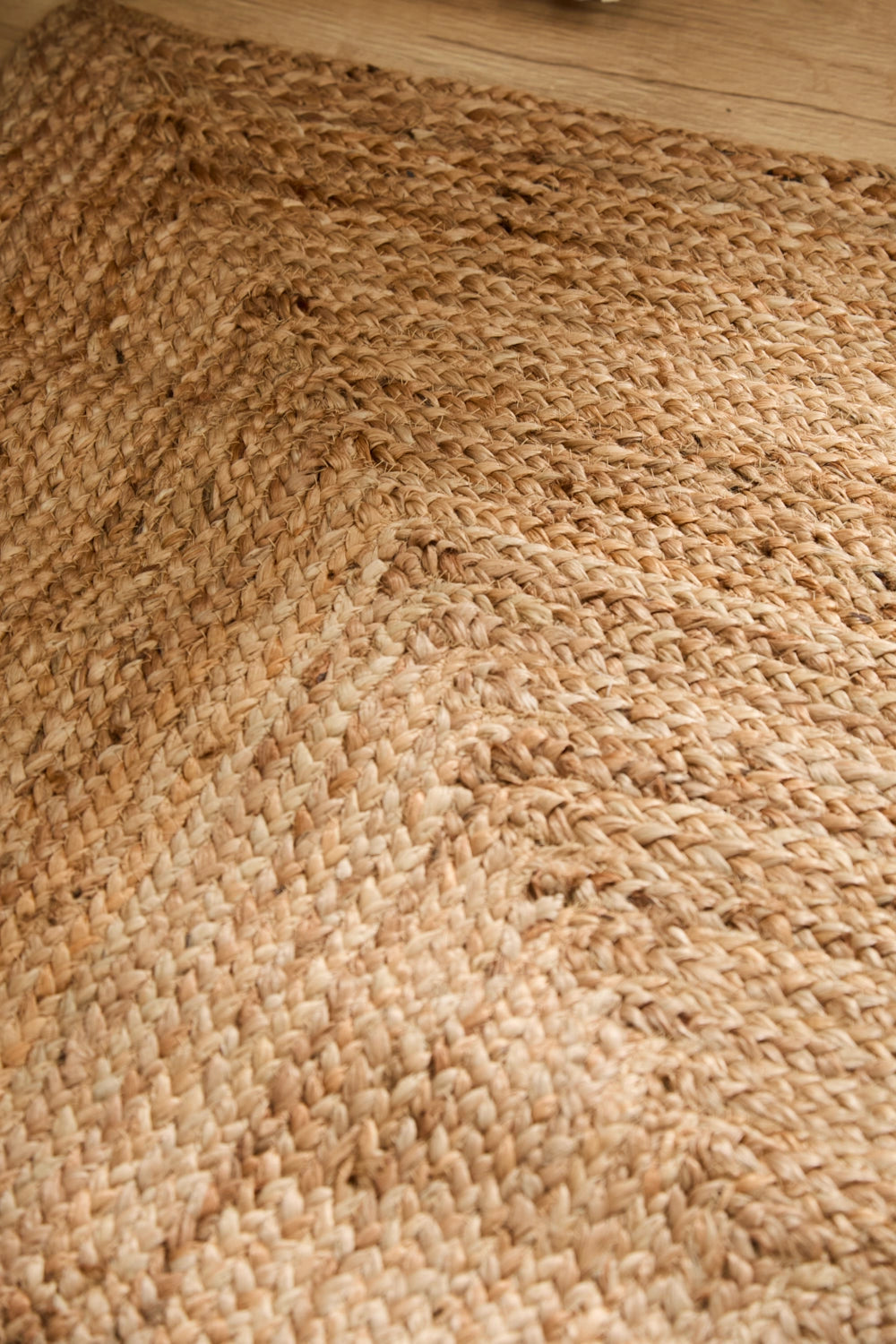 Alfombra de yute natural con trenzado delicado y una textura orgánica
