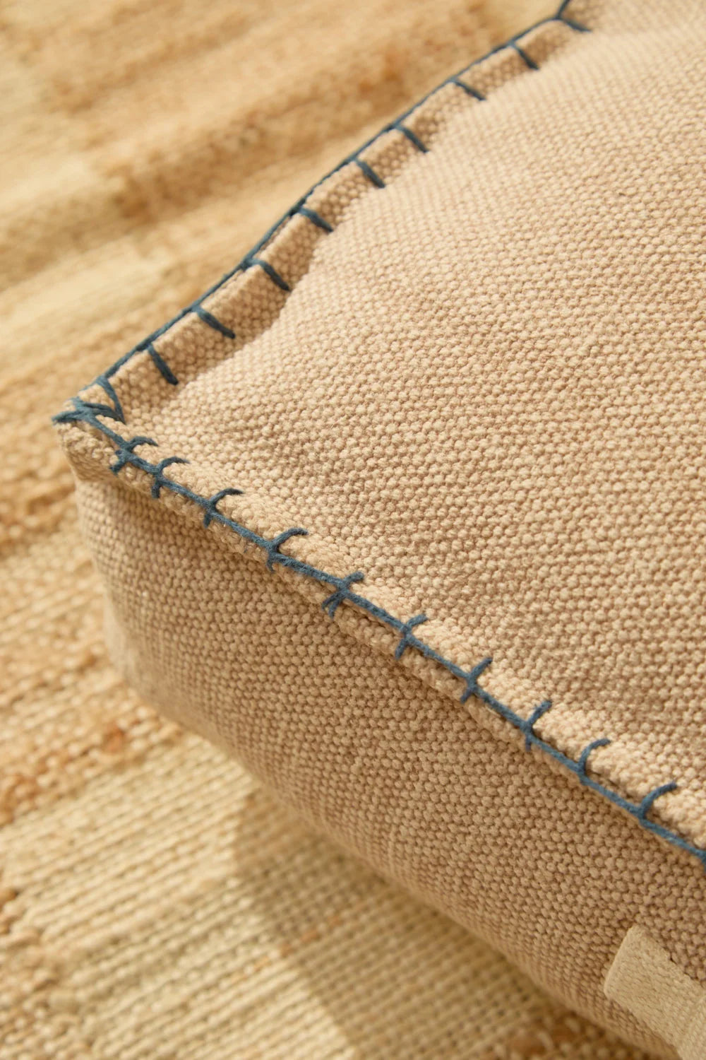 Cama para perro beige desenfundable detalle cosido