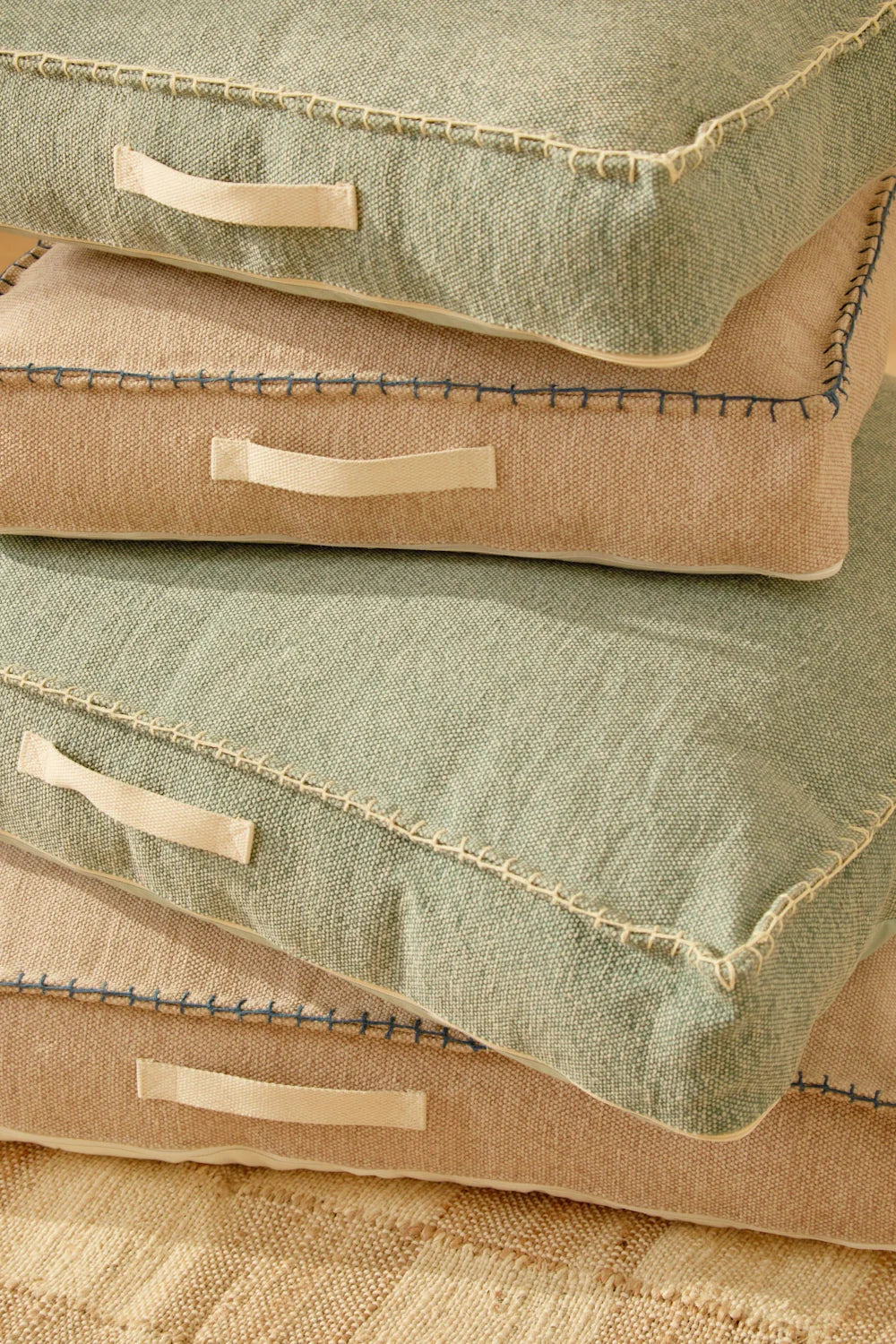 Cama para perro beige desenfundable colores beige y turquesa detalla asa